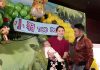 Lin Dan, Xie Xingfang, and their baby take picture with family and friends.