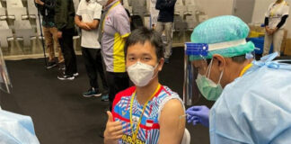 Hendra Setiawan receives the first dose of the COVID-19 vaccine on Friday. (photo: Hendra Setiawan's Instagram)