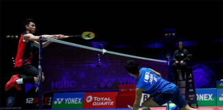 Lee Zii Jia (L) plays Kento Momota in the 2021 All England quarter-finals. (photo: AFP)