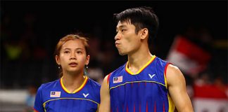 Goh Liu Ying (left) is still battling her knee injury. (photo: AFP)