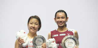 Tai Tzu Ying (R) poses with Nozomi Okuhara during the 2019 Singapore Open awards ceremony. (photo: Xinhua)