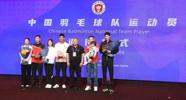 Retirement ceremony For Liu Cheng, Chen Long, Zhang Nan, and Li Junhui together with their family members. (Photo: Weibo)