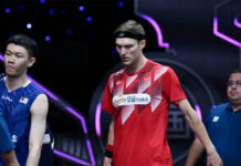 Lee Zii Jia and Viktor Axelsen left the court after Axelsen suffered a hamstring injury which forced him to retire from the men's singles match in the 2023 Sudirman Cup quarter-final. (photo: AFP)