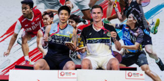 Viktor Axelsen (R) and Chou Tien Chen pose for pictures at the 2022 Indonesia Masters awards ceremony. (photo: Shi Tang/Getty Images)