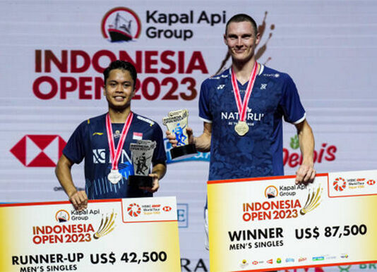 Viktor Axelsen celebrates his Indonesia Open victory. (photo: Shi Tange/Getty Images)
