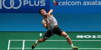 Kento Momota takes down Anthony Sinisuka Ginting in tough Malaysia Open first round. (photo: Bernama)