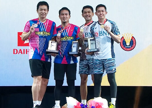 Fajar Alfian/Muhammad Rian Ardianto and Hendra Setiawan/Mohammad Ahsan pose for picture at the 2022 Malaysia Masters awards ceremony.