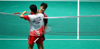 Anthony Sinisuka Ginting greets Loh Kean Yew after the semi-final match on Saturday. (photo: Yong Teck Lim/Getty Images)