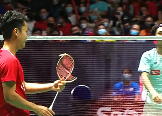 Anthony Sinisuka Ginting greets Kodai Naraoka with his broken racket after the match.