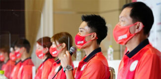 Kento Momota answering questions during the press conference. Park Joo-bong is on the right while Nozomi Okuhara is the third from the right. (photo: Nippon Badminton Association)