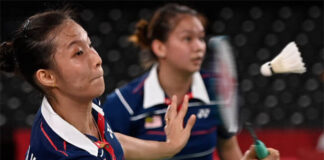 Chow Mei Kuan (L) and Lee Meng Yean compete at the 2020 Tokyo Olympics. (photo: Alexander Nemenov/AFP)