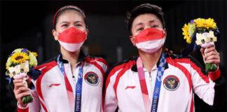 Greysia Polii/Apriyani Rahayu are getting a handsome financial payout after winning the Tokyo Olympics women's doubles gold medal. (photo: Lintao Zhang/Getty Images)