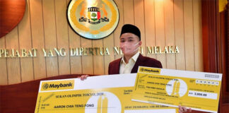 Aaron Chia receives a total cash reward of RM53,000 from the Melaka State Government. (photo: Bernama)