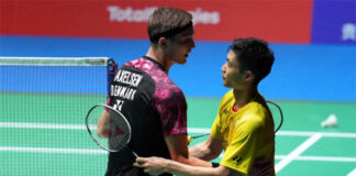 Viktor Axelsen talks to Chou Tien Chen after the 2022 World Championships semi-final match. (photo: Toru Hanai/Getty Images)