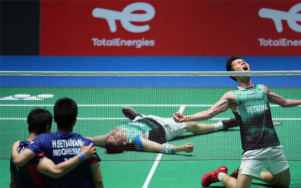 Aaron Chia/Soh Wooi Yik celebrate after clinching the match-point. (photo: Toru Hanai/Getty Images)