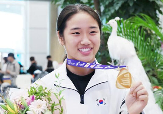 An Se Young returns to Korea with her World Championships gold medal. (photo: Yanhap)