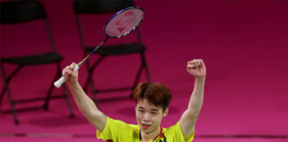 Ng Tze Yong fends off Loh Kean Yew and advances to semis in the 2022 Commonwealth Games. (photo: AFP)
