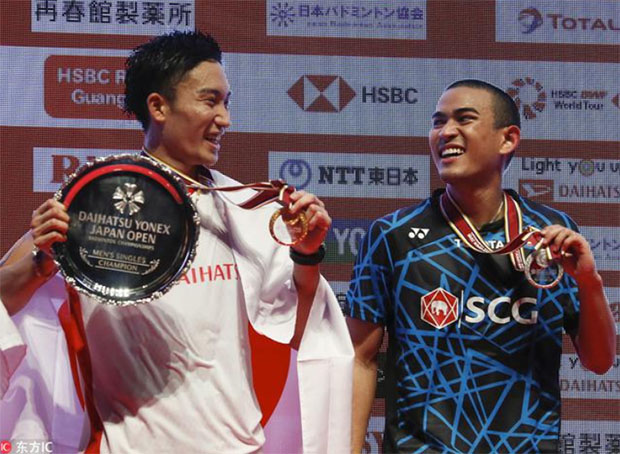 Kento Momota shares a light moment with Khosit Phetpradab during the Japan Open award ceremony. (photo: AFP)