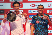 Kento Momota (L) and Khosit Phetpradab pose on the podium of the men final of Japan Open. (photo: AFP)