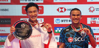 Kento Momota (L) and Khosit Phetpradab pose on the podium of the men final of Japan Open. (photo: AFP)