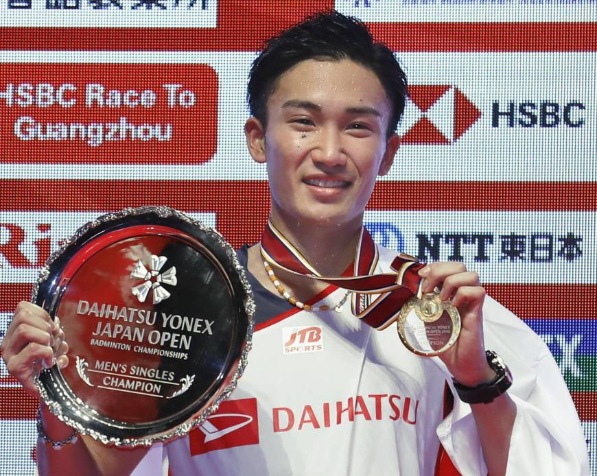 Kento Momota with his Japan Open trophy. (photo: AFP)