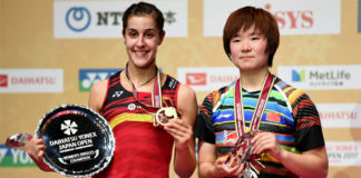 Carolina Marin poses with He Bingjiao at the 2017 Japan Open award ceremony. (photo: AP)