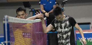 Daren Liew (R) thanks Lin Dan after the Korea Open first round match. (photo: Xinhua)