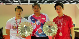 Marcus Fernaldi Gideon (L) and Kevin Sanjaya Sukamuljo (R) pose for pictures with Herry Iman Pierngadi. (photo: Herry Iman Pierngadi's IG)