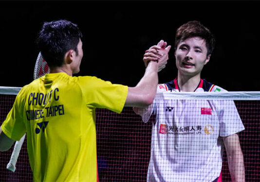 Chou Tien Chen shakes hands with Shi Yuqi after the 2022 Japan Open semi-final match. (photo: Shi Tang/Getty Images)