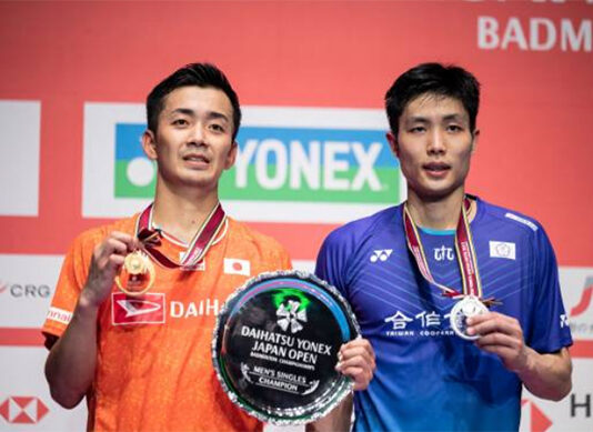 Kenta Nishimoto and Chou Tien Chen pose for pictures at the Japan Open awards ceremony. (photo: AFP)