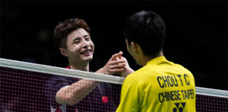 Chou Tien Chen greets Shi Yu Qi after the first round match of 2023 Malaysia Open. (photo: Shi Tang/Getty Images)