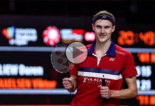 Viktor Axelsen poses for pictures with his broken racket. (photo: Shi Tang/Getty Images)