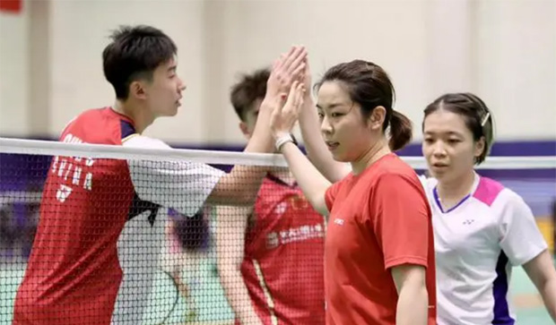 Chen Qingchen/Jia Yifan play against young men's doubles pair from China during an internal competition. (photo: Weibo)