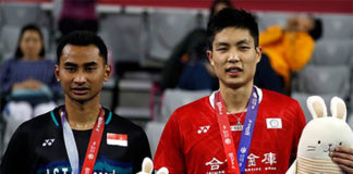 Runner-up Tommy Sugiarto (left) poses for a picture with winner Chou Tien Chen during the podium ceremony at the Korea Open. (photo: AFP)