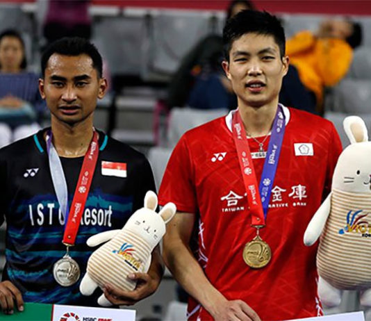 Runner-up Tommy Sugiarto (left) poses for a picture with winner Chou Tien Chen during the podium ceremony at the Korea Open. (photo: AFP)