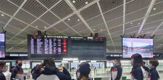 Park Joo Bong (2nd left) and the Japanese players are waiting to board a flight to Denmark. (photo: Twitter)