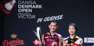 Tai Tzu Ying (L) and Nozomi Okuhara pose for pictures during the Denmark Open awards ceremony. (photo: Shi Tang/Getty Images)