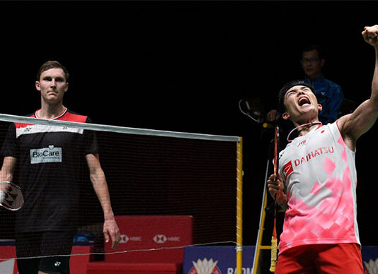 Kento Momota (R) to play Viktor Axelsen in the 2021 Denmark Open final. (photo: AFP)