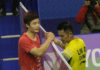 Shi Yuqi shakes hand with Lin Dan after beating Lin in the 2017 Hong Kong Open semi-finals.