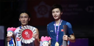 Shi Yuqi (R) beats Kento Momota to win the 2018 BWF World Tour Finals. (photo AFP)