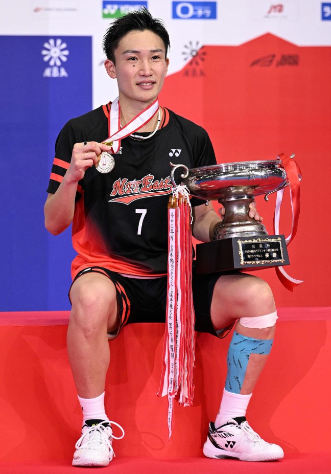 Kento Momota poses with his 2022 All-Japan Championships trophy and the gold medal. (photo: Tetsuro Takizawa)