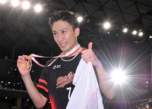 Kento Momota with his 2022 All-Japan Championships gold medal. (photo: Yomiuri)