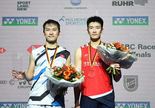 Angus Ng Ka Long (left) and Li Shi Feng pose for pictures during the 2023 German Open awards ceremony. (photo: German Open)